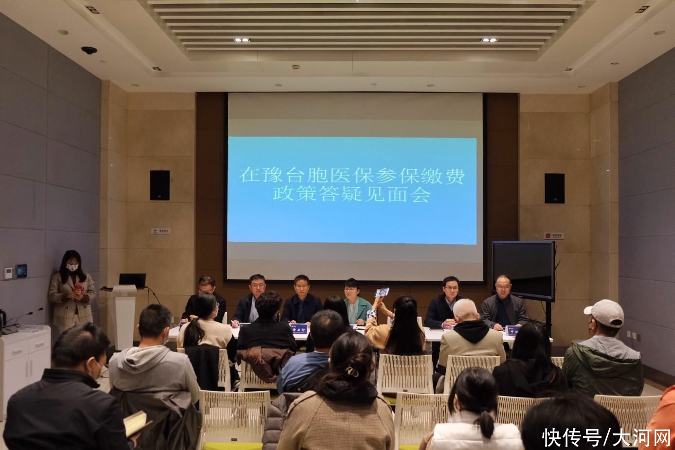 60余名在豫台胞集中办理医保：拿到属于自己的医保卡太开心了！