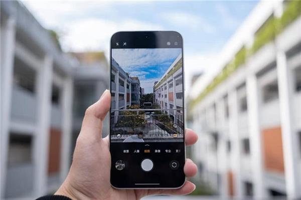 什么手机拍人像最好看 2025年自然感的标杆答案(图1) 什么手机拍人像最好看 2025年自然感的标杆答案(图1)