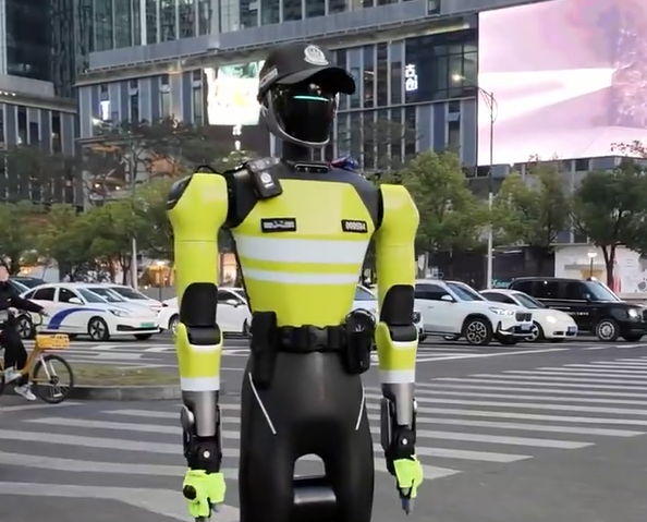 杭州机器人交警火了：可指挥交通 精准识别交通违法行为(图1)