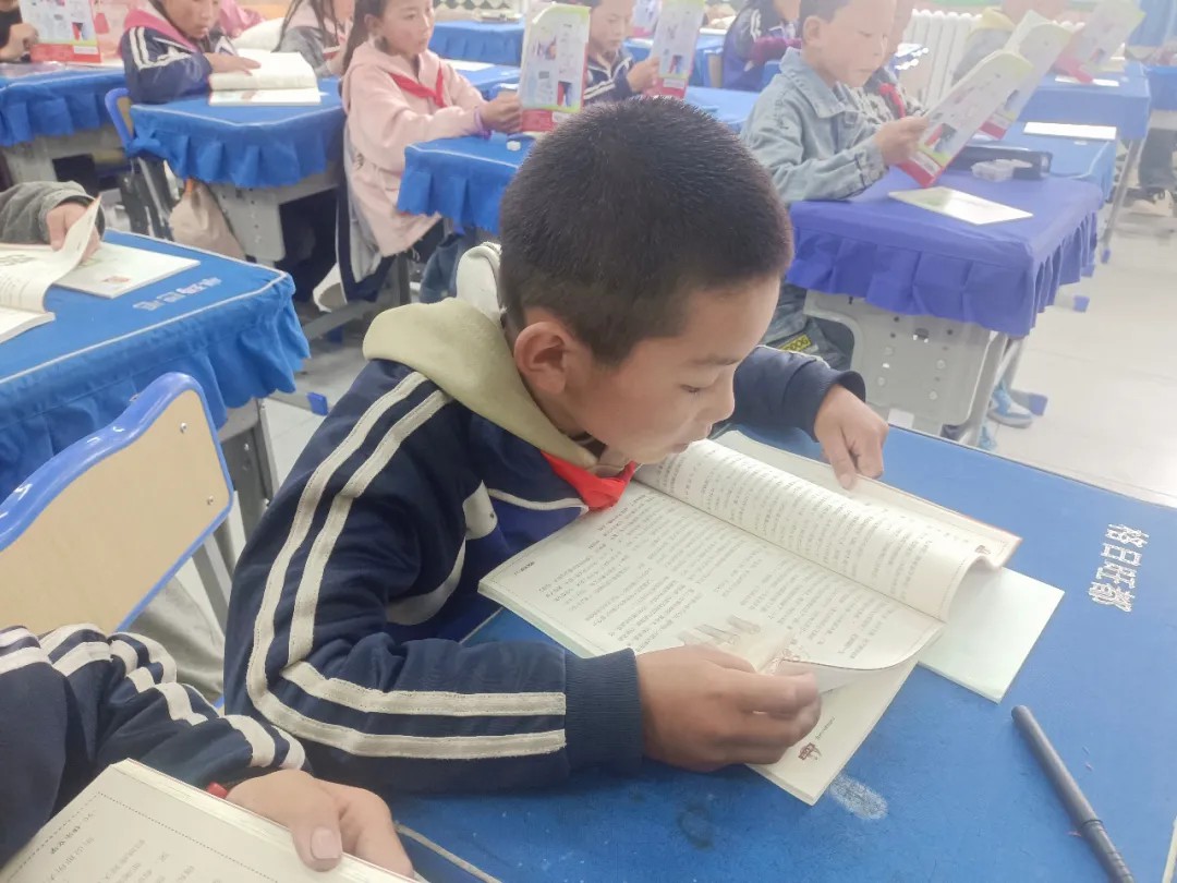 “相赠好书 悦读同行”｜翻越千里 与瓦里滩小学共享书香(图2)